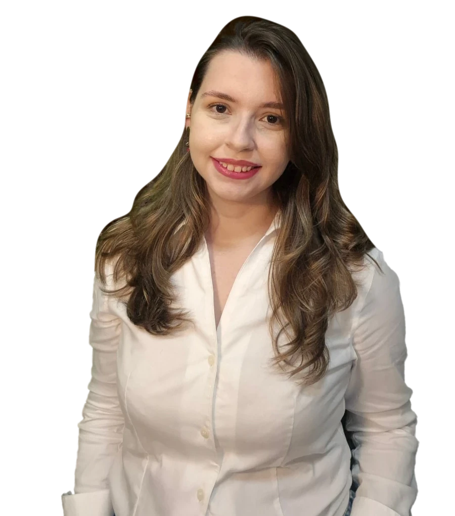 Júlia Salles sorrindo, de camisa branca